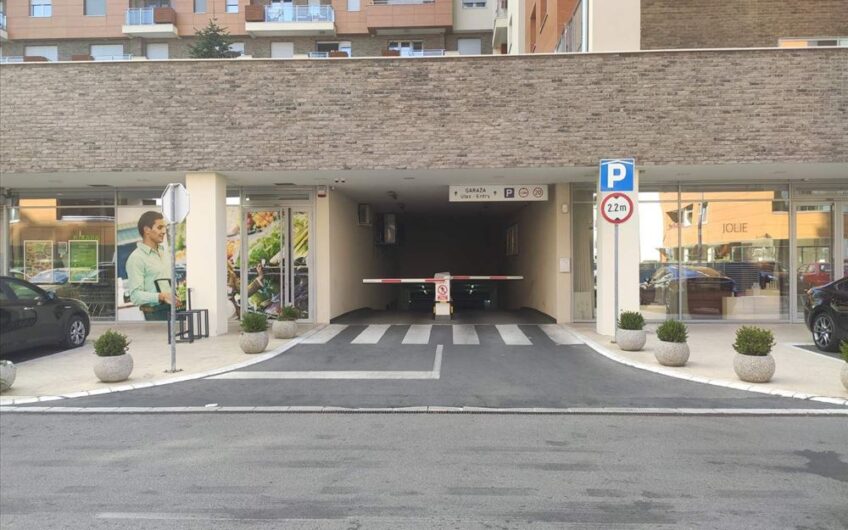 Garažno mesto u A Bloku, 12m2