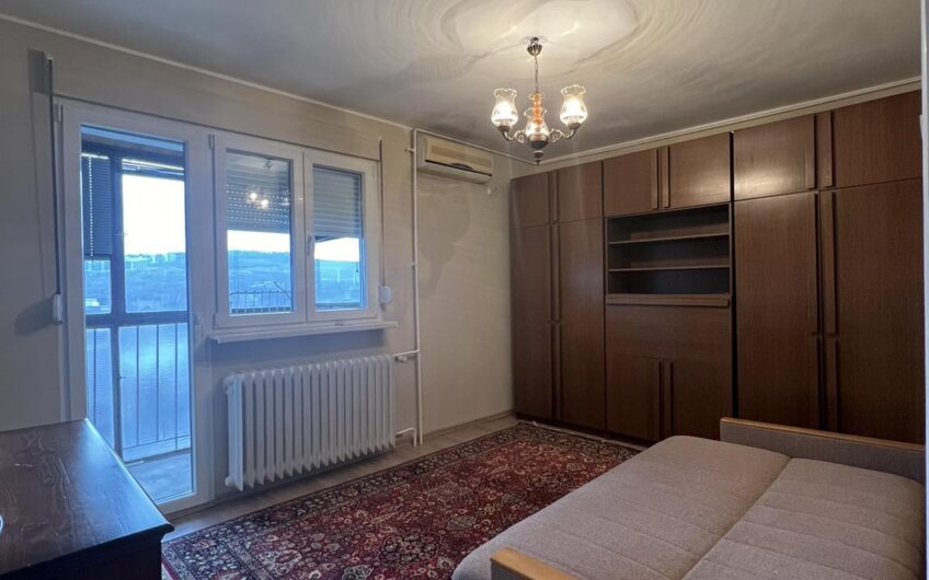 Renoviran i namešten stan, odmah useljiv