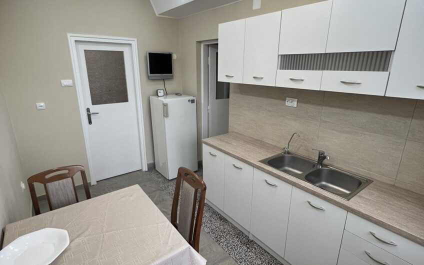 Renoviran i namešten stan, odmah useljiv