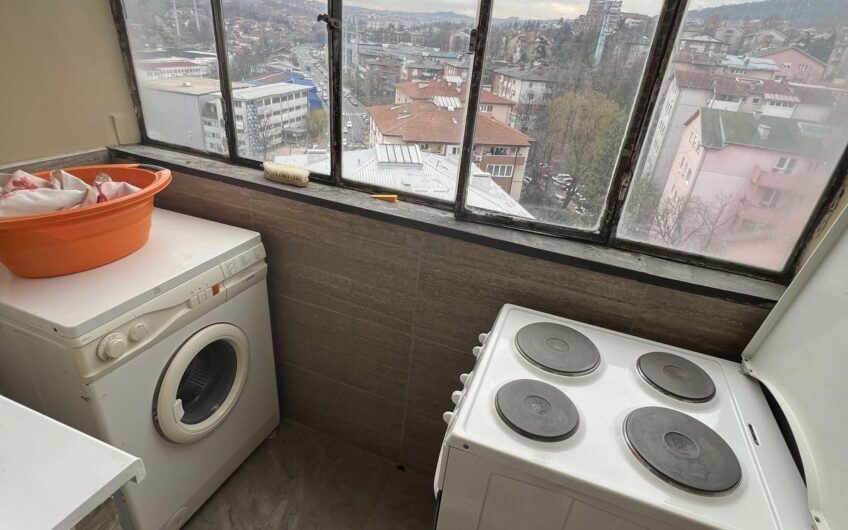 Renoviran i namešten stan, odmah useljiv