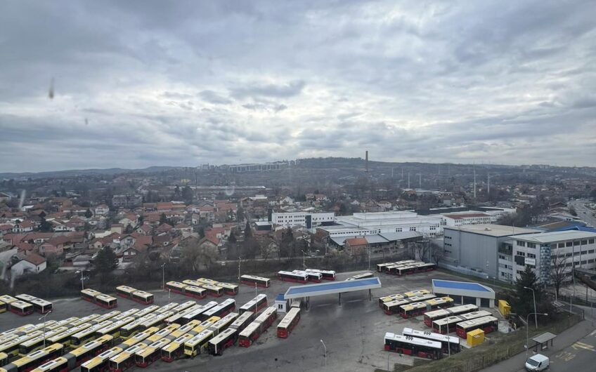 Renoviran i namešten stan, odmah useljiv