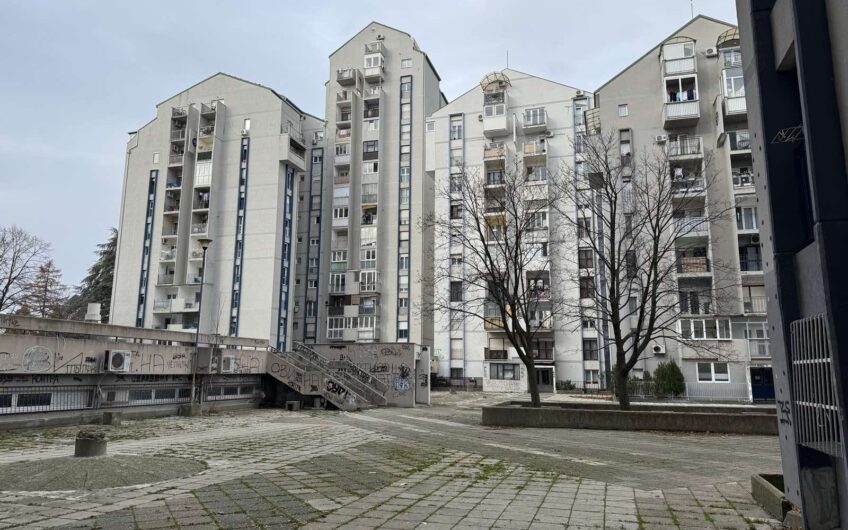 Namešten porodičan stan na Labudovom brdu