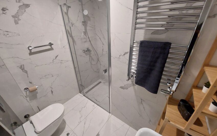 Petica, luks opremljen stan, 3.0, gar.mesto