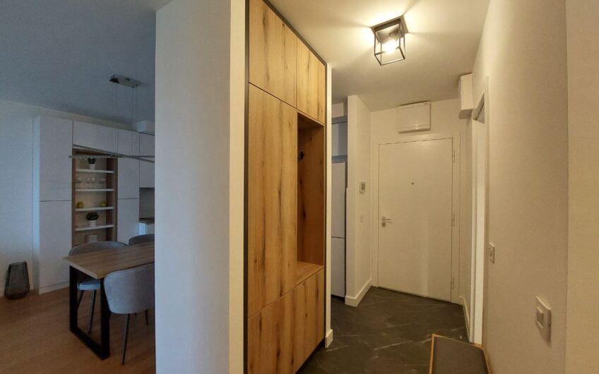 Petica, luks opremljen stan, 3.0, gar.mesto