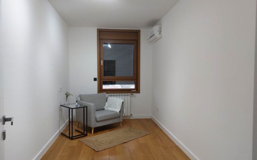 Petica, luks opremljen stan, 3.0, gar.mesto