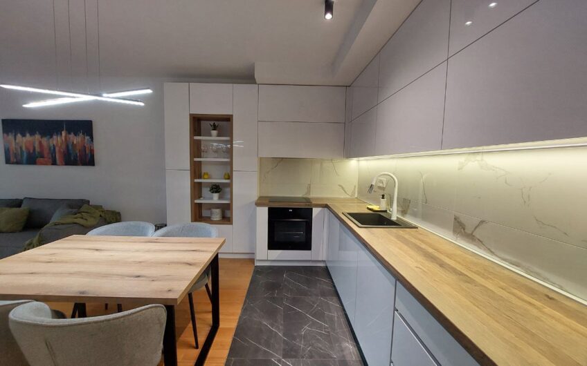 Petica, luks opremljen stan, 3.0, gar.mesto